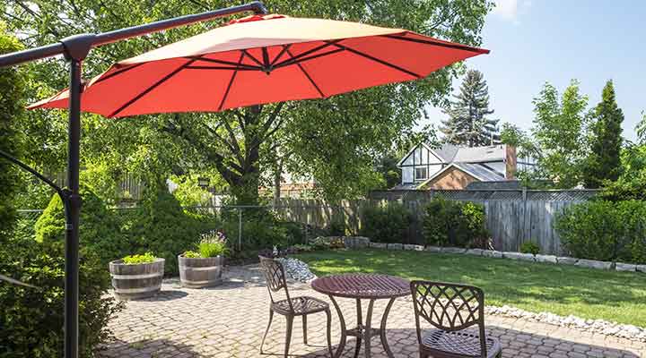 cantilever umbrella for backyard shade